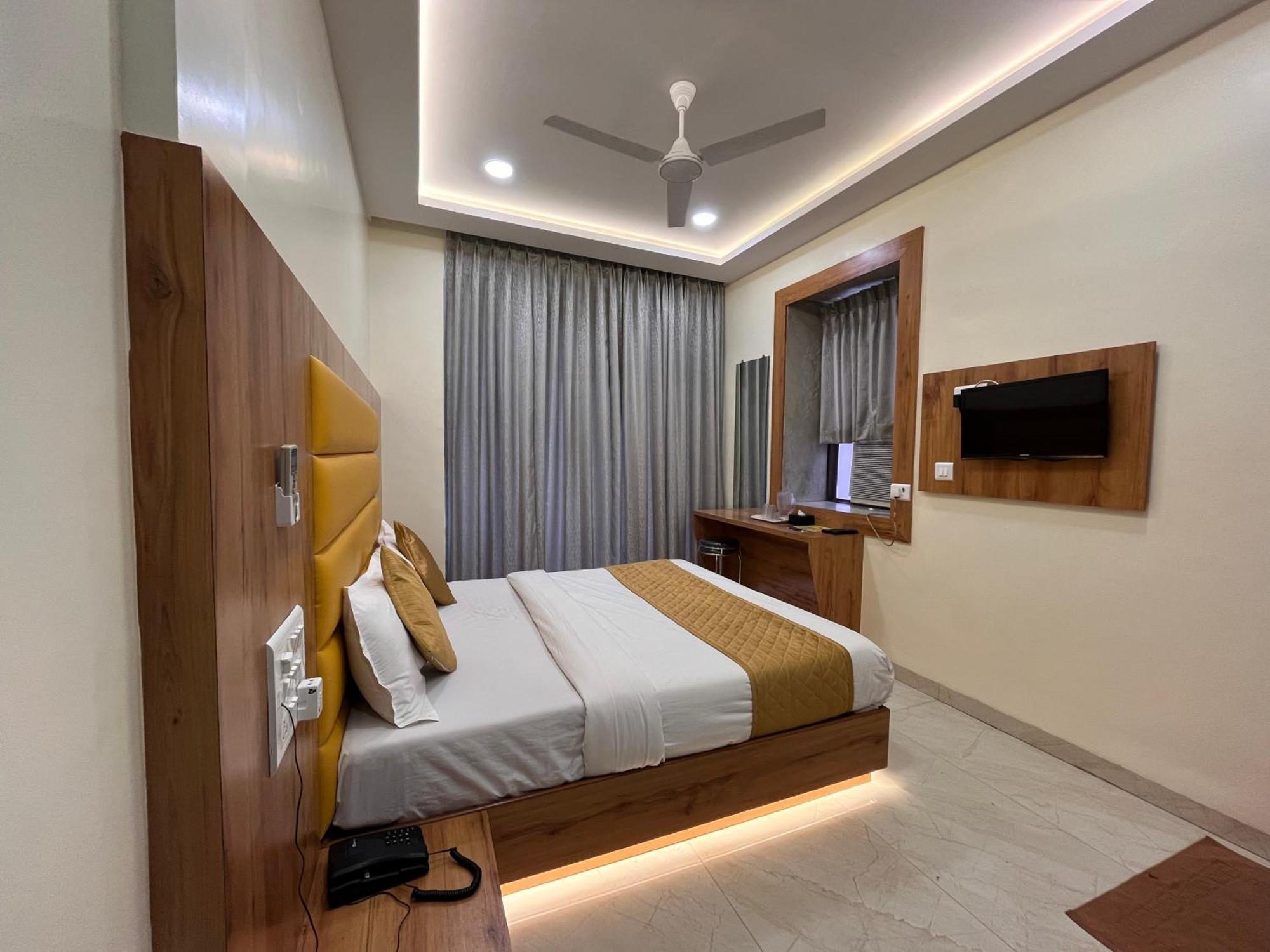 Hotel National - Grant Road Bombay Eksteriør billede